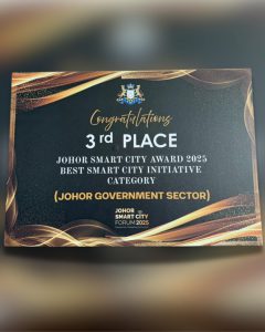 ANUGERAH TEMPAT KETIGA UNTUK SISTEM MAJLIS PERBANDARAN KLUANG GEOSPATIAL INFORMATION CENTRE (MPK-GIC) PADA 23 SPTEMBER 2025