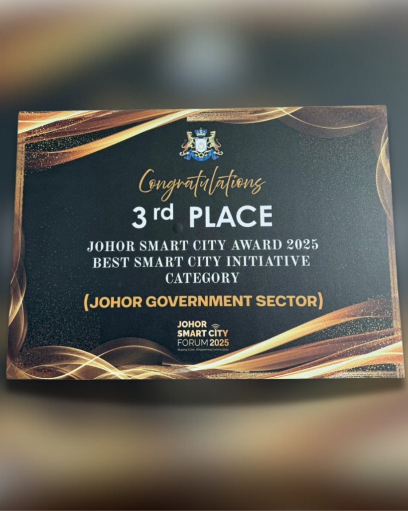 ANUGERAH TEMPAT KETIGA UNTUK SISTEM MAJLIS PERBANDARAN KLUANG GEOSPATIAL INFORMATION CENTRE (MPK-GIC) PADA 23 SPTEMBER 2025